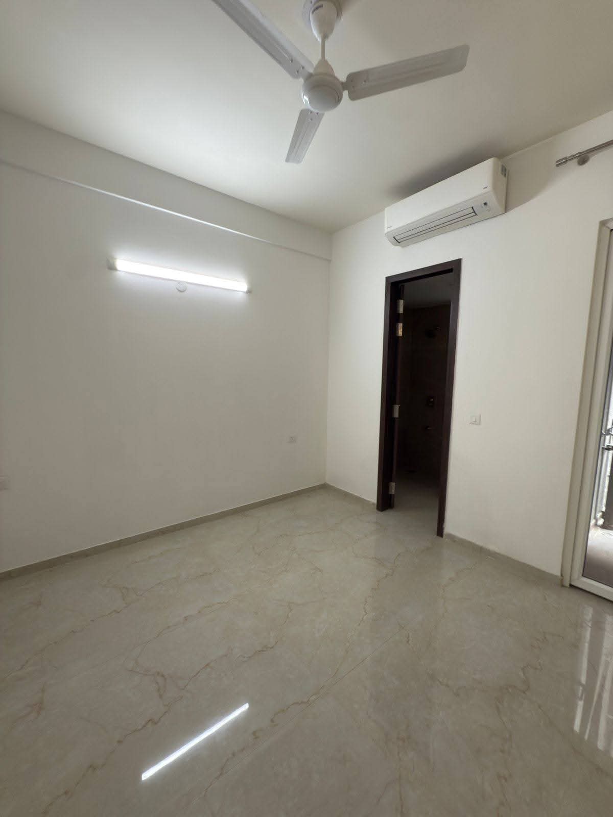 2 BHK + Servant Room Apartment For Rent in Ireo The Corridors