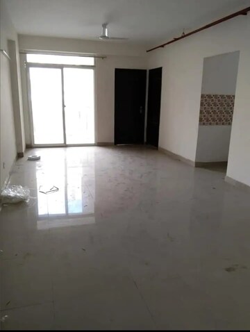 Room in 3 BHK Apartment at Amrapali Golf Homes, Sector 4 Greater Noida – for Rent