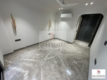 Room in 4 BHK Builder Floor at Sarvapriya Vihar – for Rent