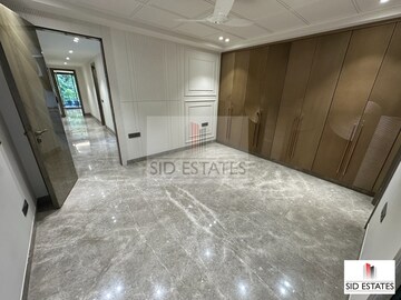 Parking in 4 BHK Builder Floor at Sarvapriya Vihar – for Rent