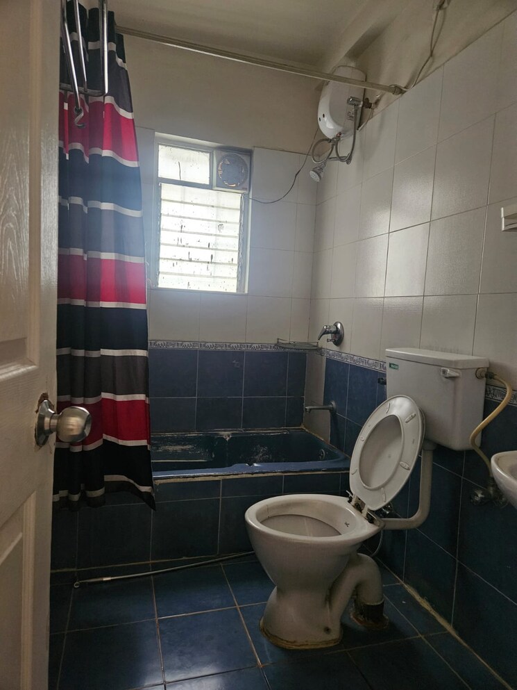 Bathroom, la-valle-casa 3 Bedroom 1500 Sq.Ft. Apartment In Bavdhan Pune 9145128