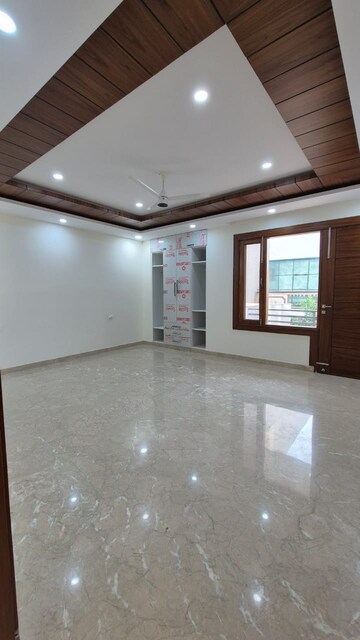 Room in 4 BHK Builder Floor at Sector 21c – for Sale