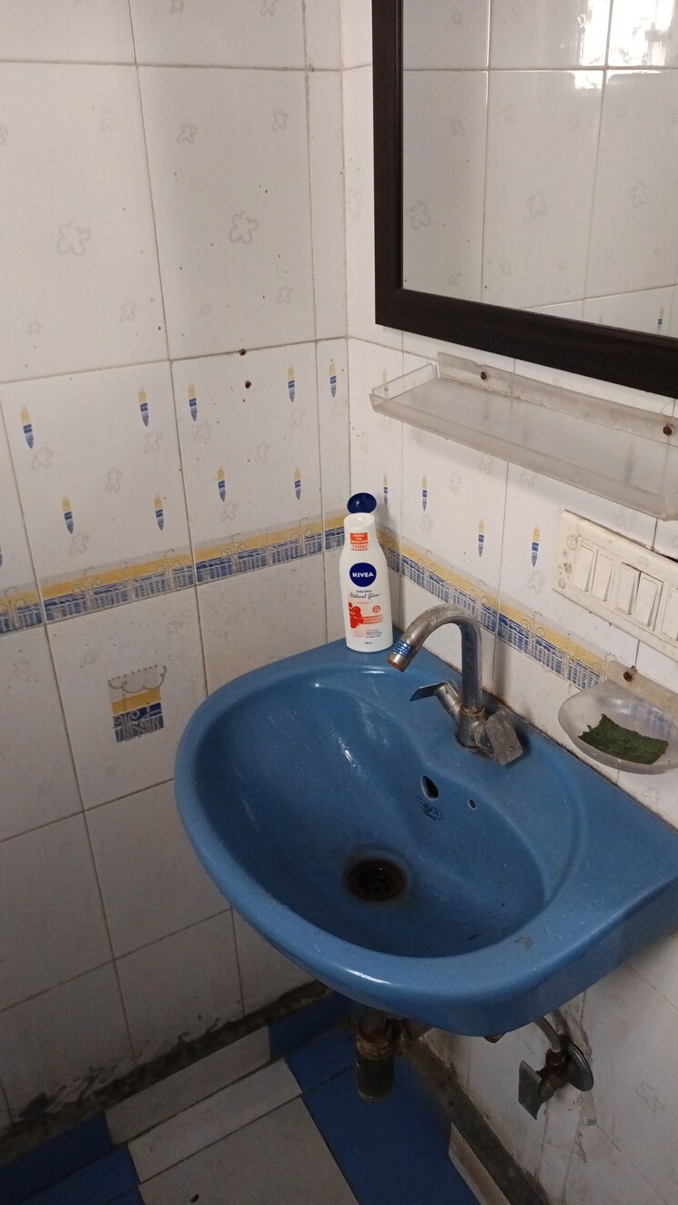 Bathroom, east patel nagar 3 Bedroom 1200 Sq.Ft. Builder Floor In East Patel Nagar Delhi 9145387