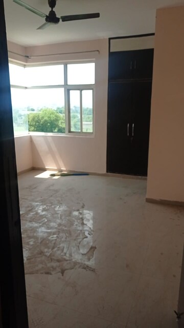 Room in 3 BHK Apartment at Omaxe New Heights, Sector 78 – for Rent