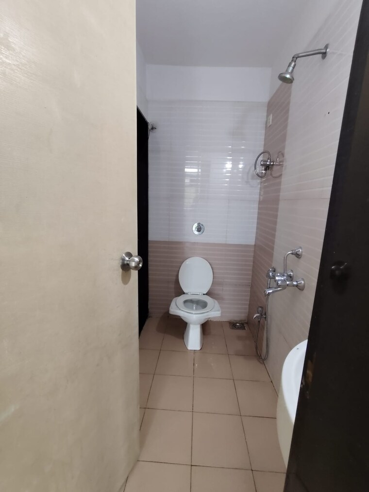 Bathroom, nisarg-hyde-park 3 Bedroom 1525 Sq.Ft. Apartment In Kharghar Navi Mumbai 9145415