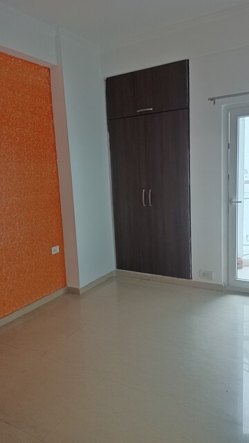 Room in 3 BHK Apartment at Antriksh Golf View, Sector 78 – for Rent