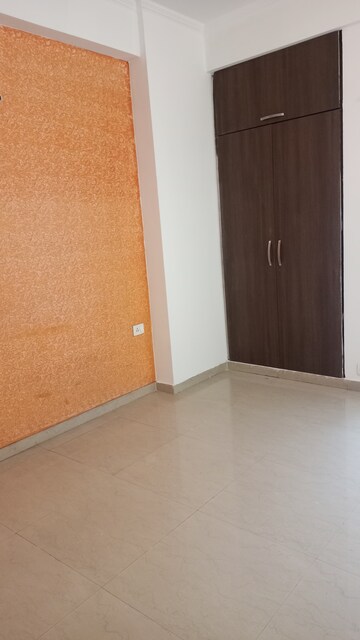 Room in 3 BHK Apartment at Antriksh Golf View, Sector 78 – for Rent