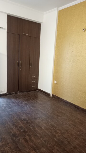 Room in 3 BHK Apartment at Antriksh Golf View, Sector 78 – for Rent
