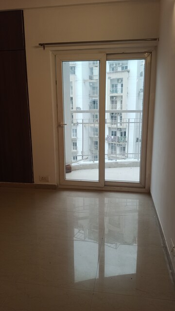 Room in 3 BHK Apartment at Antriksh Golf View, Sector 78 – for Rent