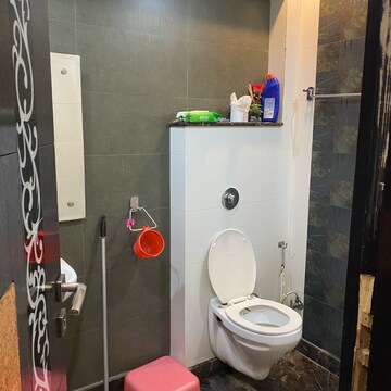 Bathroom in 2.5 BHK Builder Floor at Shastri Nagar – for Rent