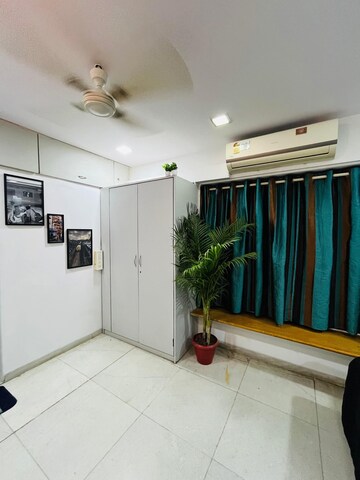 Bedroom in 2 BHK Apartment at Andheri West – for Rent