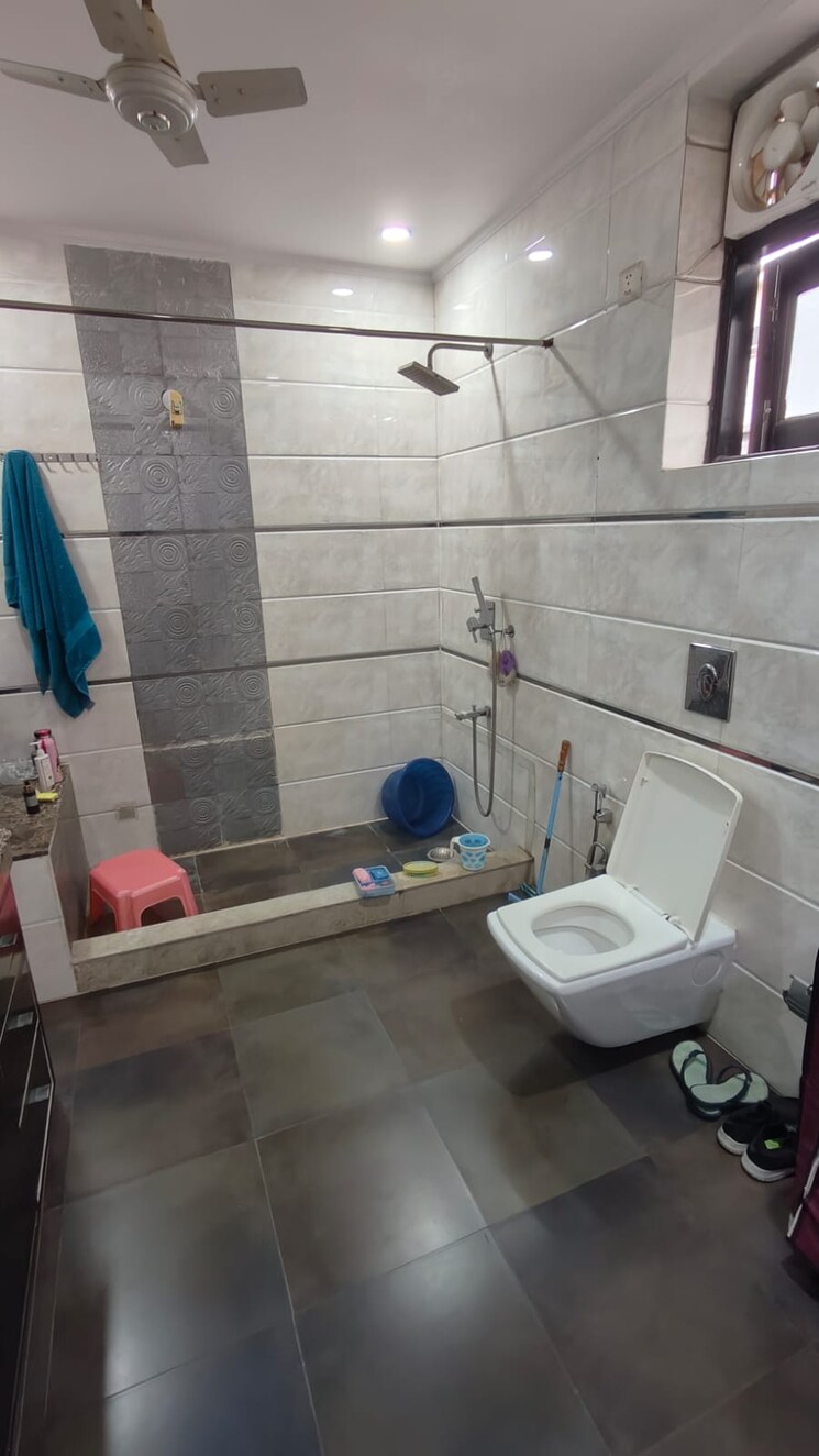Bathroom, kalkaji 2 Bedroom 200 Sq.Yd. Builder Floor In Kalkaji Delhi 9145601