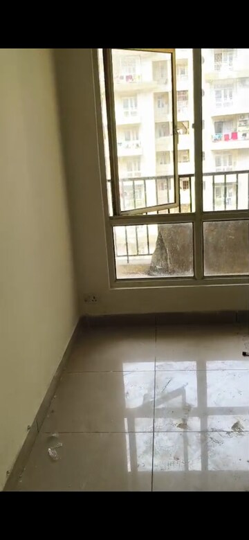 Room in 2.5 BHK Apartment at Panchsheel Hynish, Sector 1 Greater Noida – for Rent