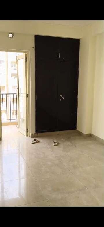 Room in 2.5 BHK Apartment at Panchsheel Hynish, Sector 1 Greater Noida – for Rent