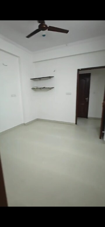 Room in 3 BHK Apartment at Trident Embassy, Sector 1 Greater Noida – for Rent