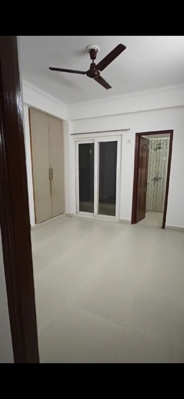 Room in 3 BHK Apartment at Trident Embassy, Sector 1 Greater Noida – for Rent