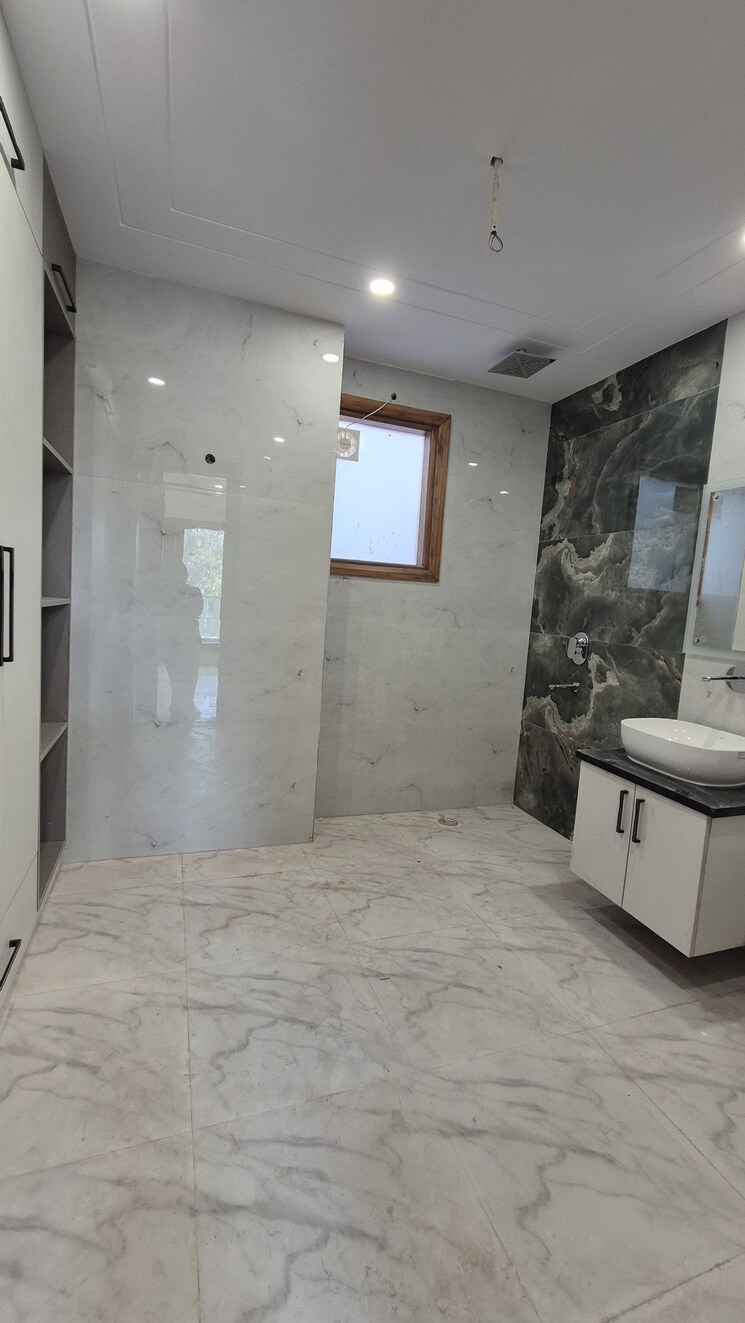 Bathroom, sector 46 5 Bedroom 4500 Sq.Ft. Builder Floor In Sector 46 Faridabad 9145690