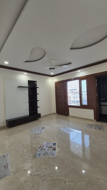 Room in 5 BHK Builder Floor at Sector 46 – for Sale