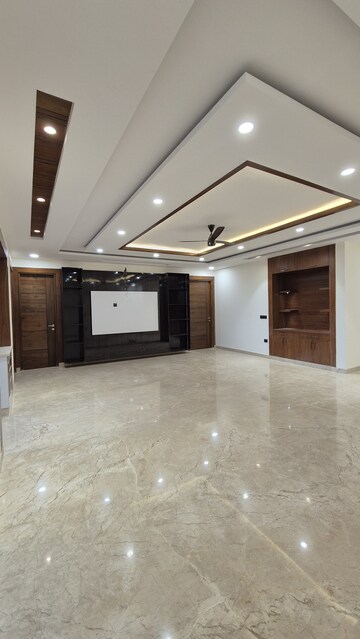 Room in 5 BHK Builder Floor at Sector 46 – for Sale