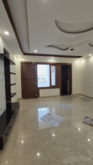 Room in 5 BHK Builder Floor at Sector 46 – for Sale