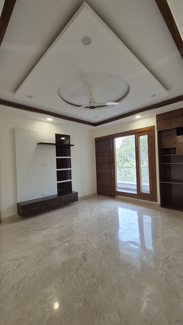 Room in 5 BHK Builder Floor at Sector 46 – for Sale