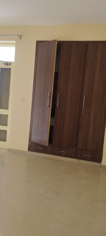 Furnished Amenities in 3 BHK Apartment at Omaxe Heights, Sector 86 – for Rent
