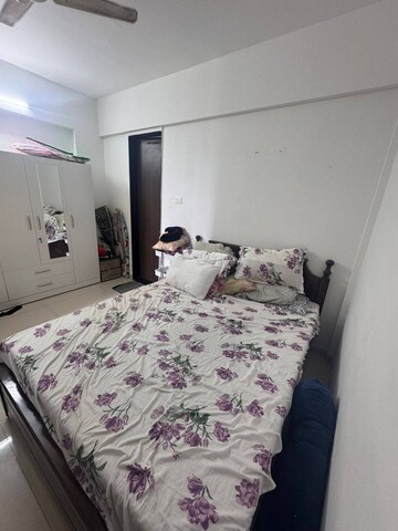 Bedroom in 2 BHK Apartment at Andheri West – for Rent