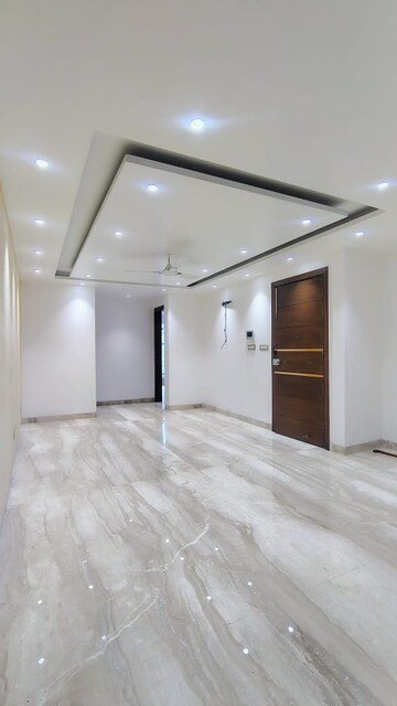 Room in 3 BHK Builder Floor at DLF Atria, Dlf Phase ii – for Rent