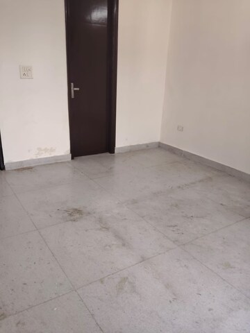 Room in 3 BHK Builder Floor at Green Fields Colony – for Rent
