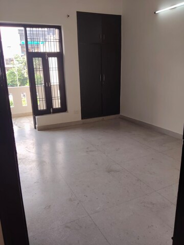 Room in 3 BHK Builder Floor at Green Fields Colony – for Rent