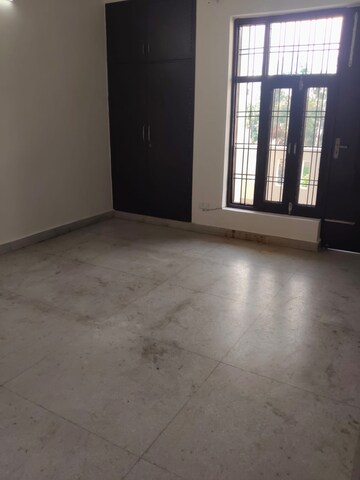 Room in 3 BHK Builder Floor at Green Fields Colony – for Rent
