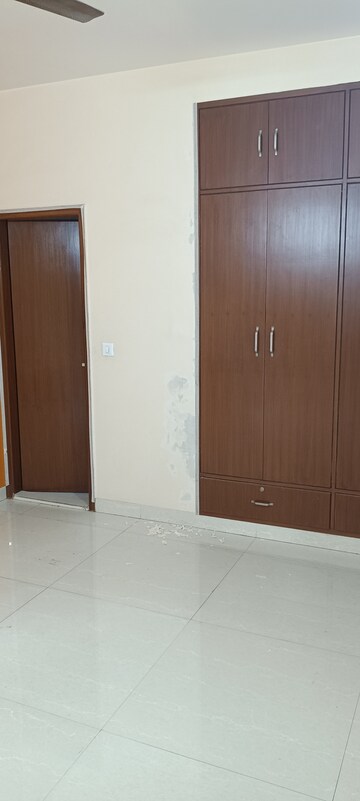 Room in 3 BHK Apartment at Vasant Kunj – for Rent
