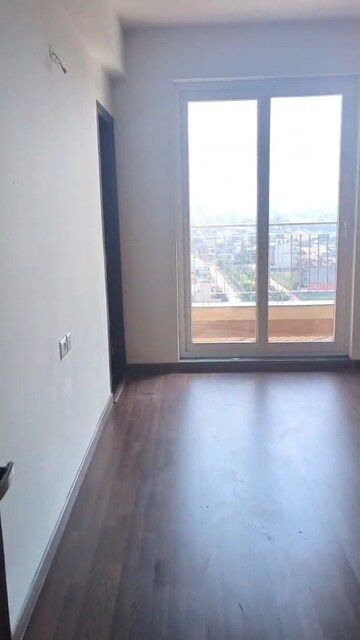 Room in 2 BHK Apartment at RAS Palm Residency, Sector 76 – for Rent