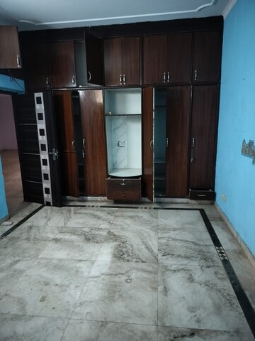 Room in 4 BHK Apartment at RWA Apartments Sector 30, Sector 30 – for Rent