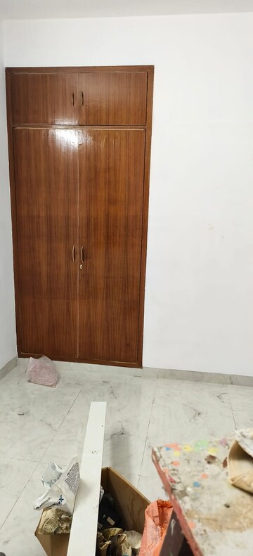 Room in 3 BHK Apartment at Sector 5 Dwarka – for Rent