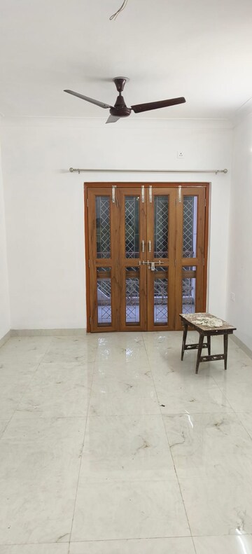 Room in 3 BHK Apartment at Sector 5 Dwarka – for Rent