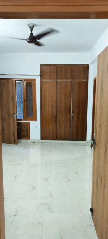 Room in 3 BHK Apartment at Sector 5 Dwarka – for Rent