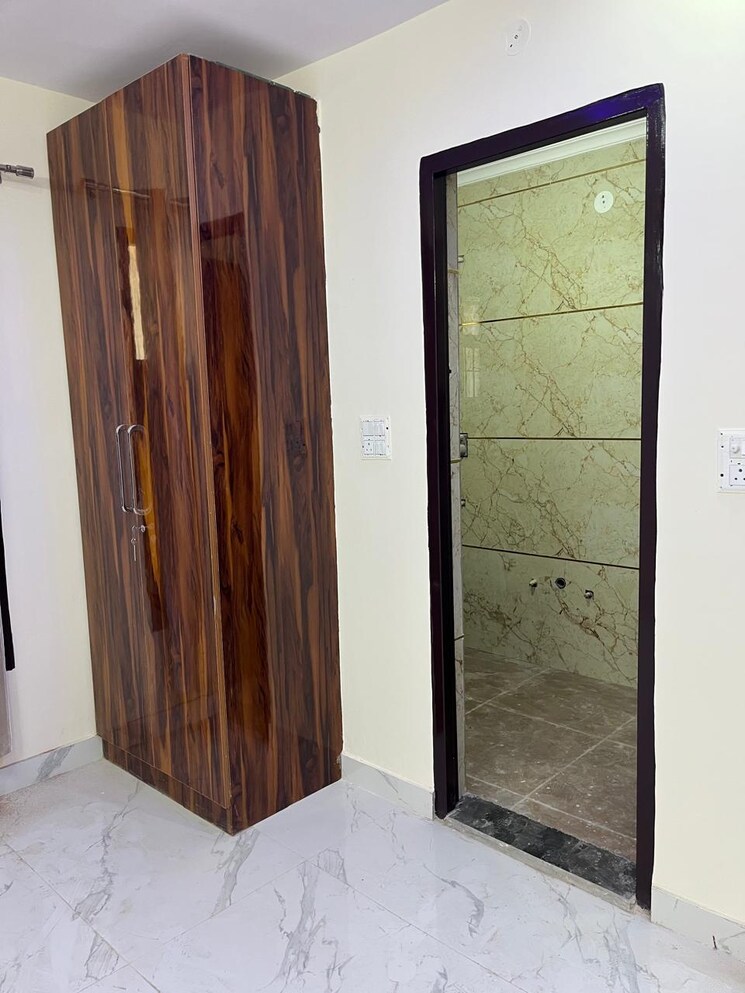 Room, sector 12 3 Bedroom 253 Sq.Yd. Independent House In Sector 12 Noida 9146263