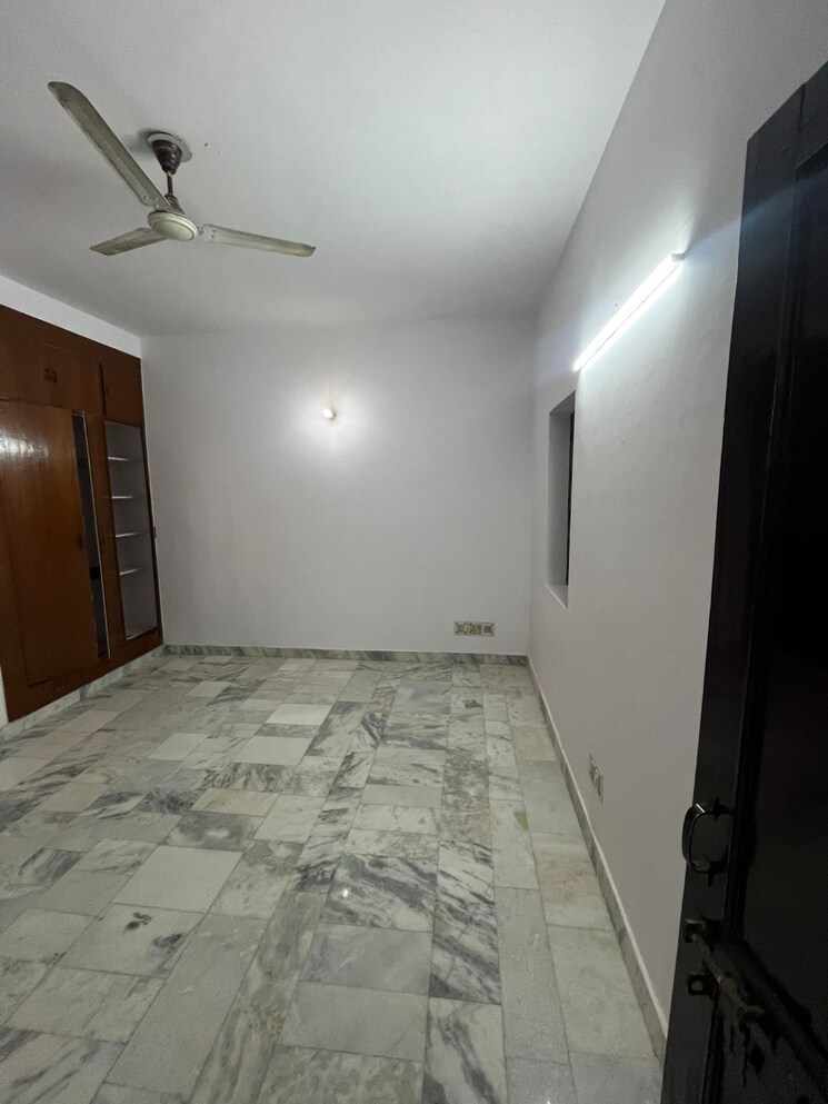 Room, ntpc-township 3 Bedroom 250 Sq.Mt. Apartment In Sector 33 Noida 9146228