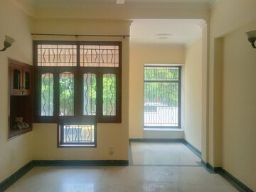 Room in 3 BHK Villa at Green Woods Phase 1, Omega I Greater Noida – for Rent