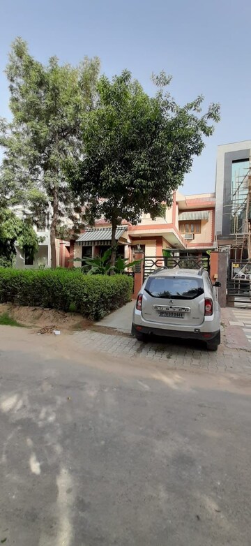 Parking in 3 BHK Villa at Green Woods Phase 1, Omega I Greater Noida – for Rent