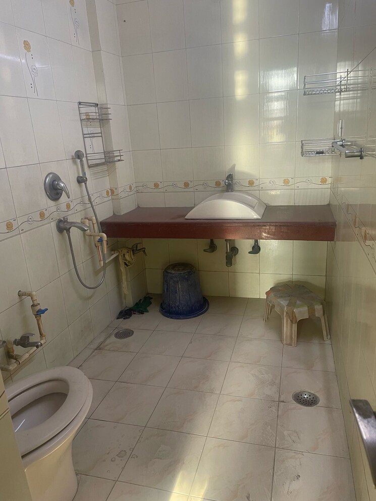 Bathroom, sector 12 dwarka 3 Bedroom 1300 Sq.Ft. Apartment In Sector 12 Dwarka Delhi 9146360