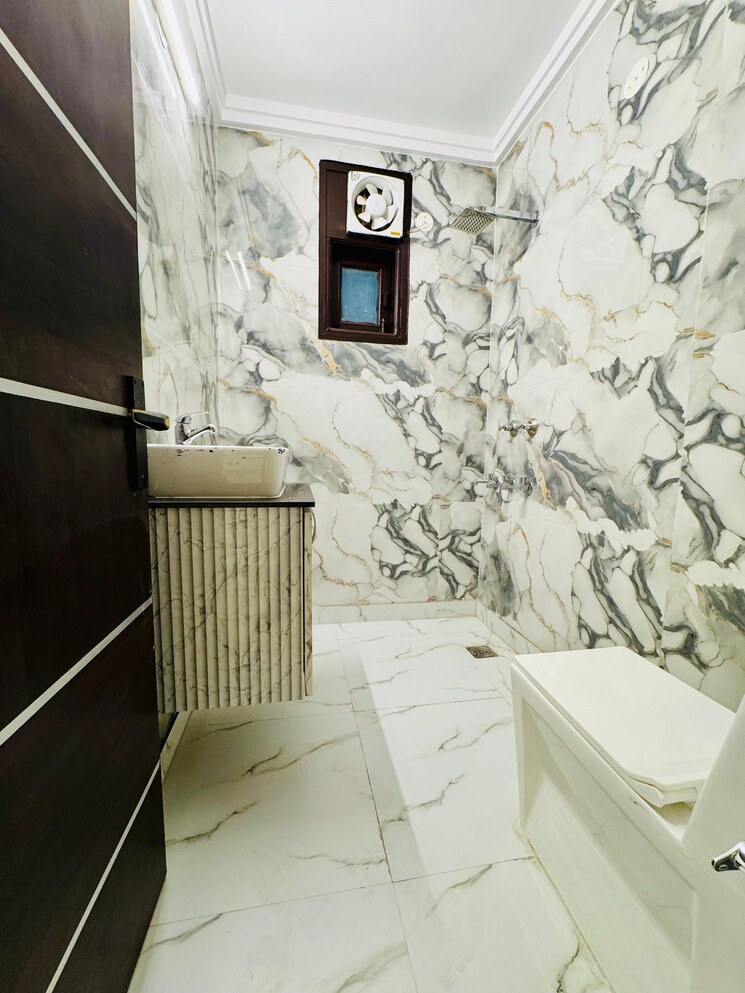 Bathroom, govindpuri 3 Bedroom 950 Sq.Ft. Builder Floor In Govindpuri Delhi 9146452