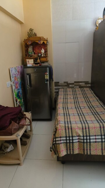 Room in 1 RK Apartment at Piccadilly 1 CHS, Goregaon East – for Sale