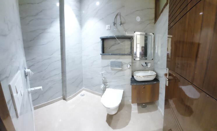 Bathroom, rohini sector 8 3 Bedroom 1050 Sq.Ft. Builder Floor In Rohini Sector 8 Delhi 9146754
