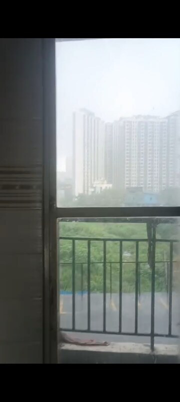 Room in 2 BHK Apartment at Hiraco Eminence, Mira Road – for Rent
