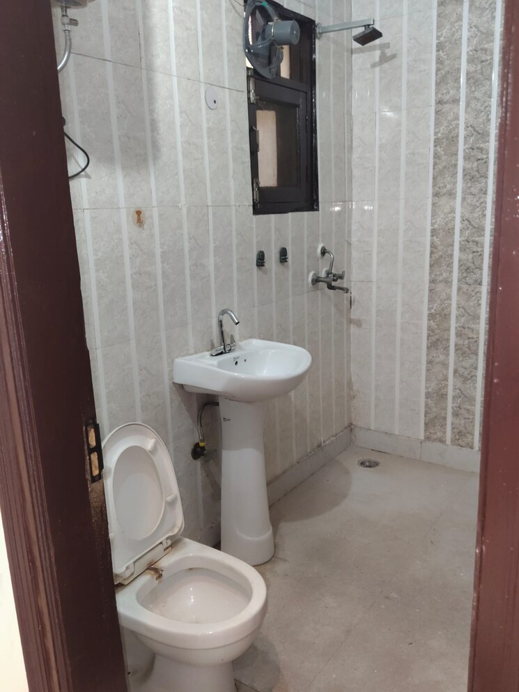 Bathroom, green fields colony 4 Bedroom 2250 Sq.Ft. Builder Floor In Green Fields Colony Faridabad 9146928