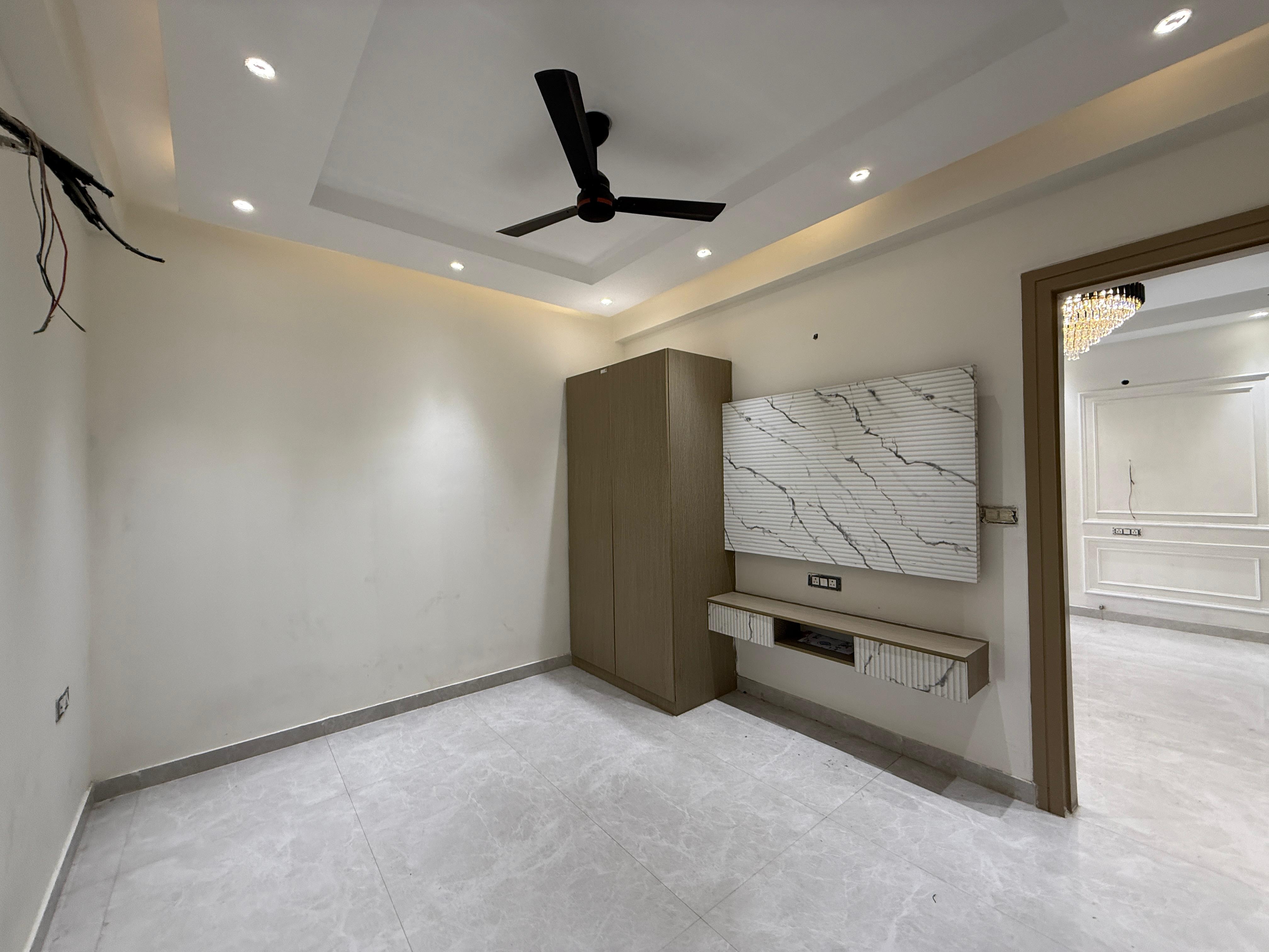 4 BHK + Servant Room Builder Floor For Sale in Green Fields Colony
