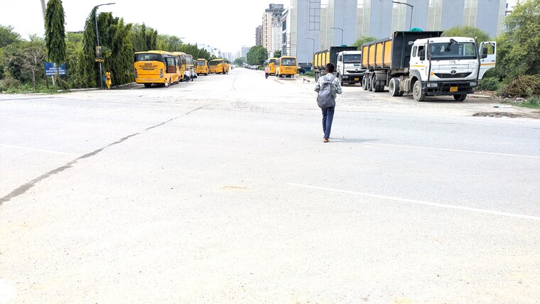  Parking, sector 130  900 Sq.Ft. Plot In Sector 130 Noida 9147032