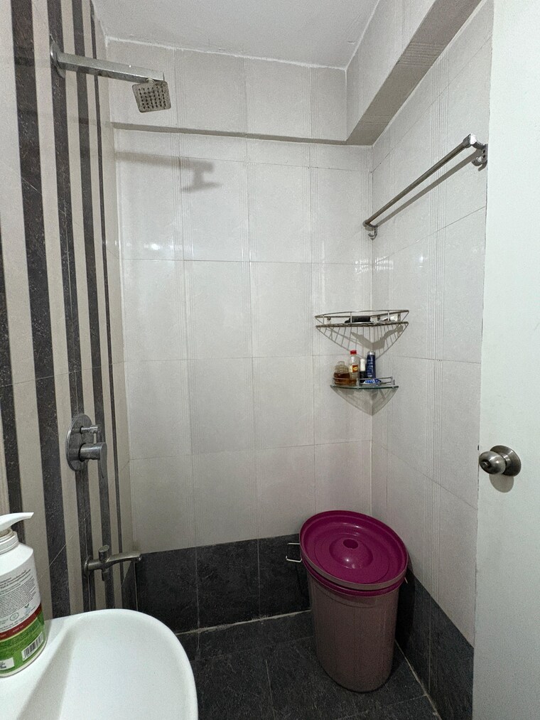 Bathroom, paras-vista 2 Bedroom 850 Sq.Ft. Apartment In Wakad Pune 9147293